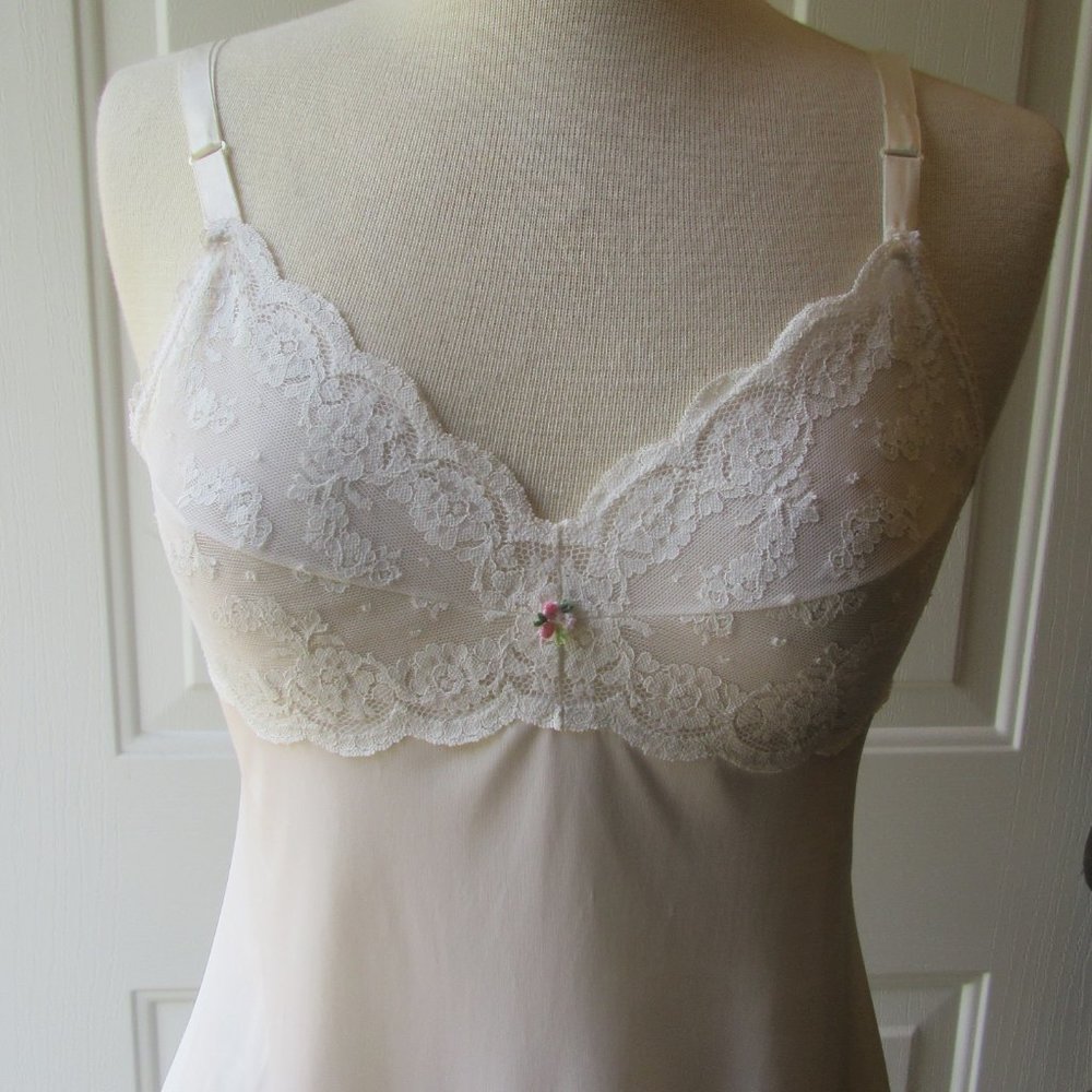 Y2K Vtg Lorraine White Full Slip Dress Lace & Embroidered Flower Details Sz 34